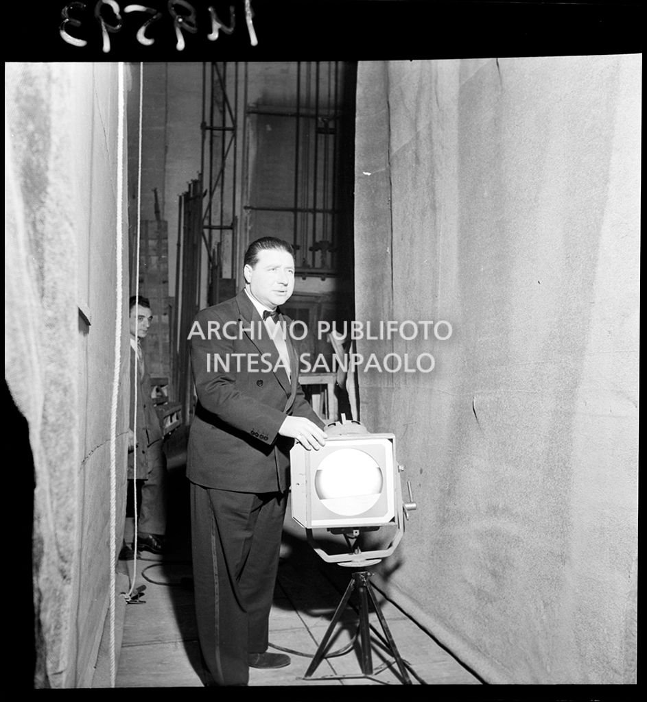 Tecnico luci al lavoro in occasione dell'inaugurazione della stagione lirica 1952-1953 del Teatro alla Scala con l'opera "Macbeth" di Giuseppe Verdi diretta da Victor de Sabata, con la regia di Carl Ebert