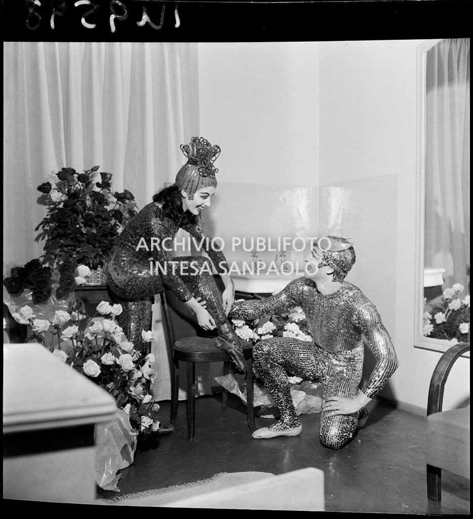 La ballerina Violet Elvin e Giulio Perugini, in camerino la sera dell'inaugurazione della stagione lirica 1952-1953 con l'opera "Macbeth", di Giuseppe Verdi, diretta da Victor de Sabata, con la regia di Carl Ebert