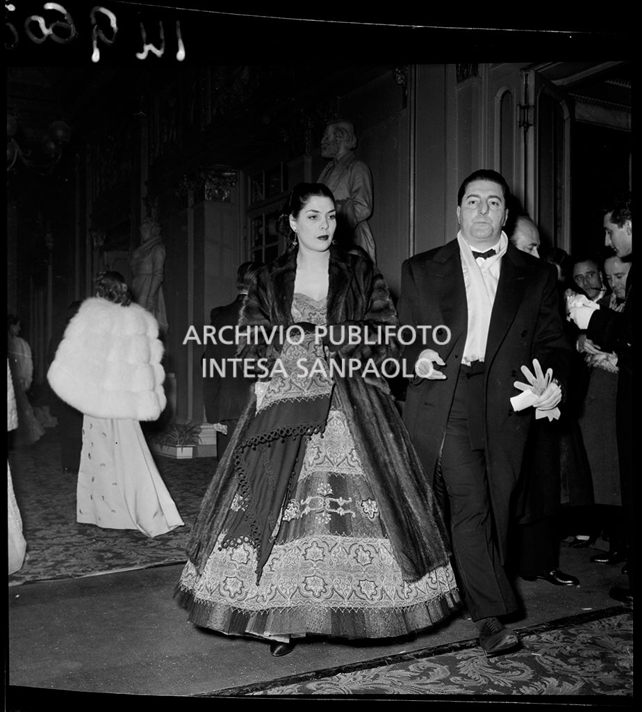 Due spettatori al Teatro alla Scala in occasione dell'inaugurazione della stagione lirica 1952-1953 con l'opera "Macbeth" di Giuseppe Verdi diretta da Victor de Sabata, con la regia di Carl Ebert