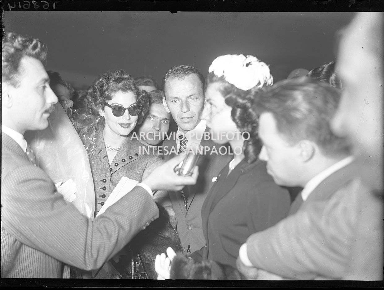 Ava Gardner e Frank Sinatra al loro arrivo a Milano