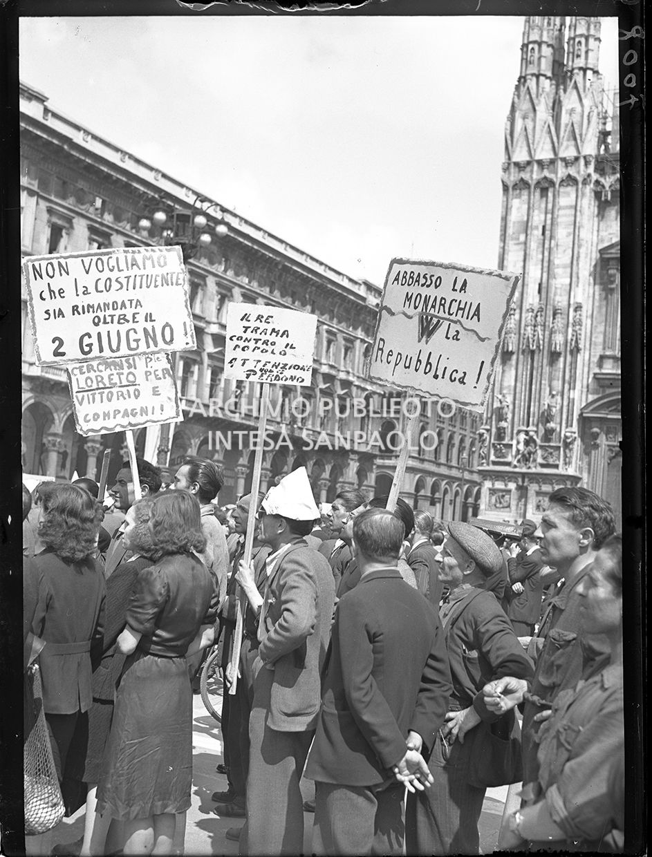 Uomini e donne in piazza del Duomo a Milano manifestano contro la monarchia e a favore della Repubblica e della Costituente