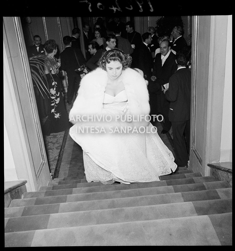 Una spettatrice nel foyer del Teatro alla Scala in occasione della serata inaugurale della stagione lirica 1953-1954 con l'opera "La Wally", di Alfredo Catalani, diretta da Carlo Maria Giulini, con la regia di Tatiana Pavlova