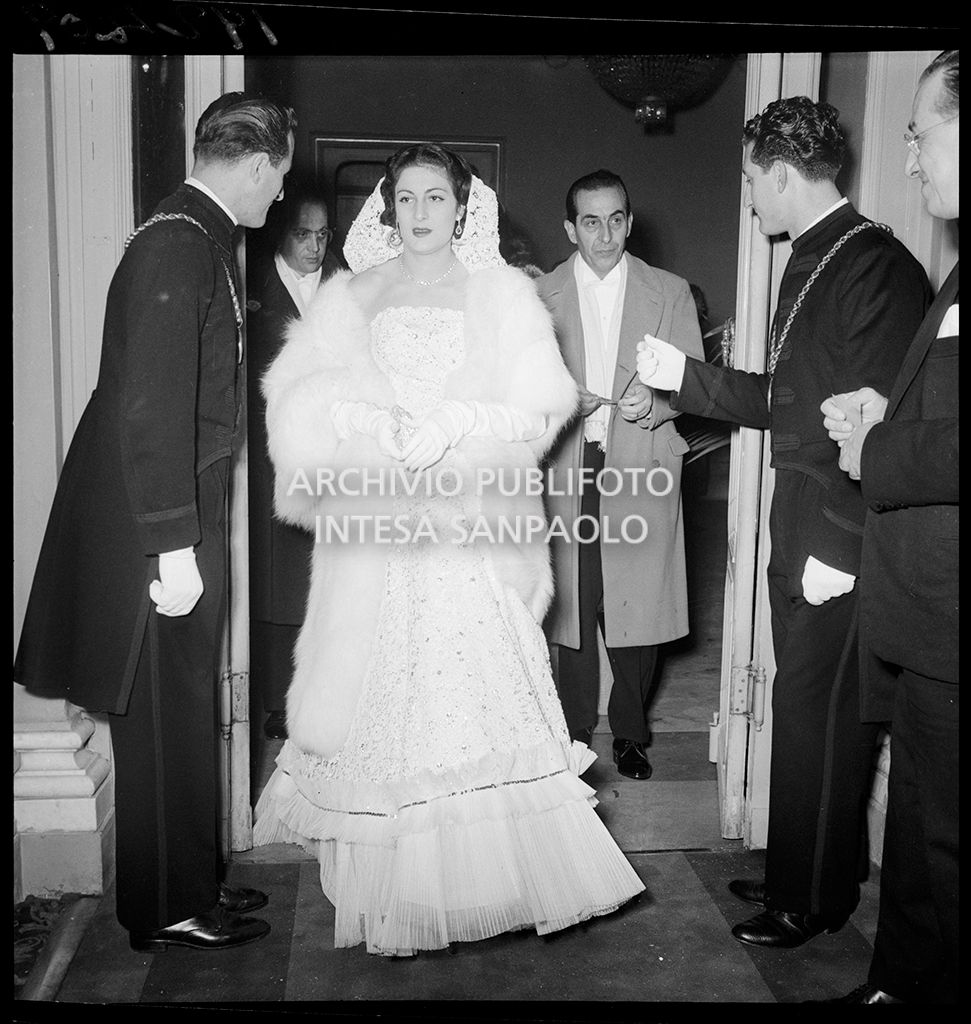 Una spettatrice al Teatro alla Scala in occasione della serata inaugurale della stagione lirica 1953-1954 con l'opera "La Wally", di Alfredo Catalani, diretta da Carlo Maria Giulini, con la regia di Tatiana Pavlova