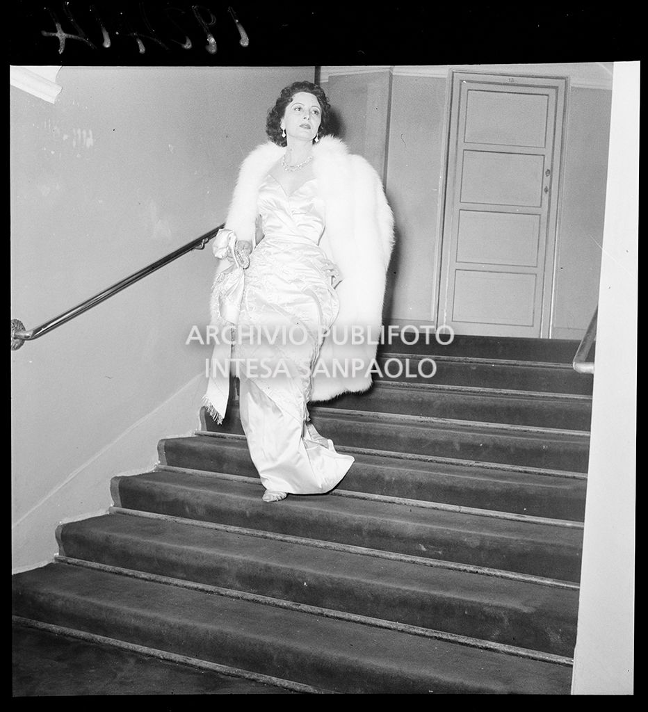 La baronessa Bianca Maria Hubner al Teatro alla Scala in occasione della serata inaugurale della stagione lirica 1953-1954 con l'opera "La Wally", di Alfredo Catalani, diretta da Carlo Maria Giulini, con la regia di Tatiana Pavlova