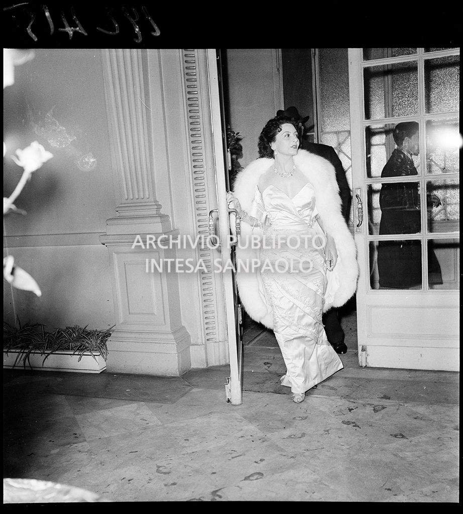 La baronessa Bianca Maria Hubner al Teatro alla Scala in occasione della serata inaugurale della stagione lirica 1953-1954 con l'opera "La Wally", di Alfredo Catalani, diretta da Carlo Maria Giulini, con la regia di Tatiana Pavlova