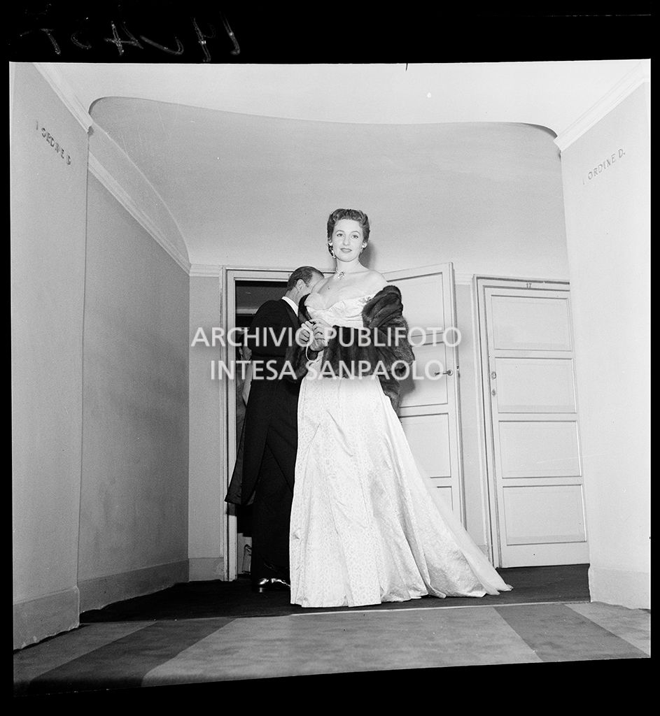Una spettatrice al Teatro alla Scala in occasione della serata inaugurale della stagione lirica 1953-1954 con l'opera "La Wally", di Alfredo Catalani, diretta da Carlo Maria Giulini, con la regia di Tatiana Pavlova