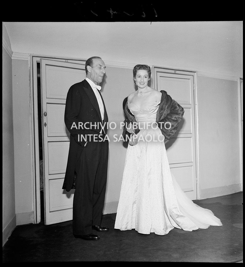 Due spettatori al Teatro alla Scala in occasione della serata inaugurale della stagione lirica 1953-1954 con l'opera "La Wally", di Alfredo Catalani, diretta da Carlo Maria Giulini, con la regia di Tatiana Pavlova