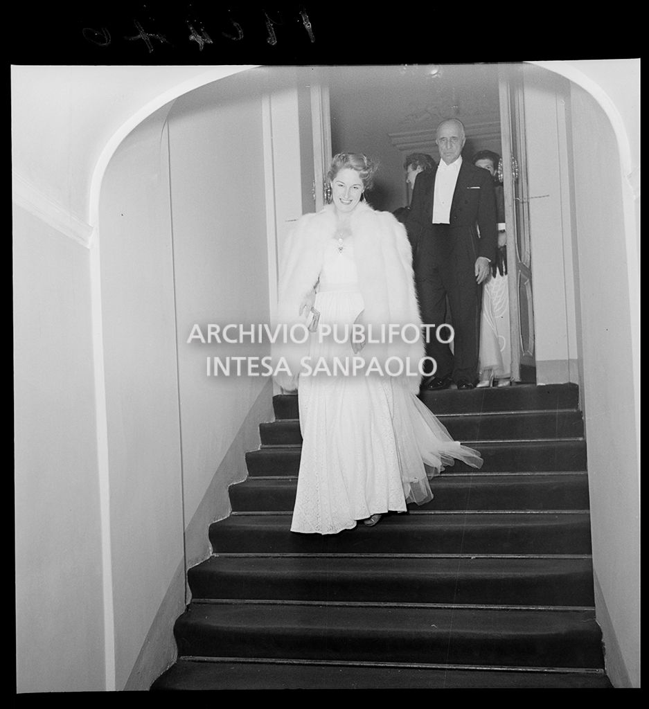Una spettatrice al Teatro alla Scala in occasione della serata inaugurale della stagione lirica 1953-1954 con l'opera "La Wally", di Alfredo Catalani, diretta da Carlo Maria Giulini, con la regia di Tatiana Pavlova