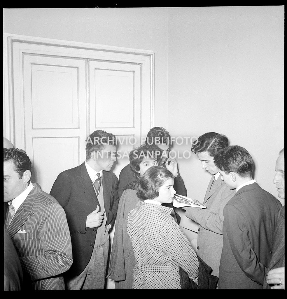 Loggionisti chiacchierano tra loro, al Teatro alla Scala, in occasione della serata inaugurale della stagione lirica 1953-1954 con l'opera "La Wally" di Alfredo Catalani, diretta da Carlo Maria Giulini, con la regia di Tatiana Pavlova
