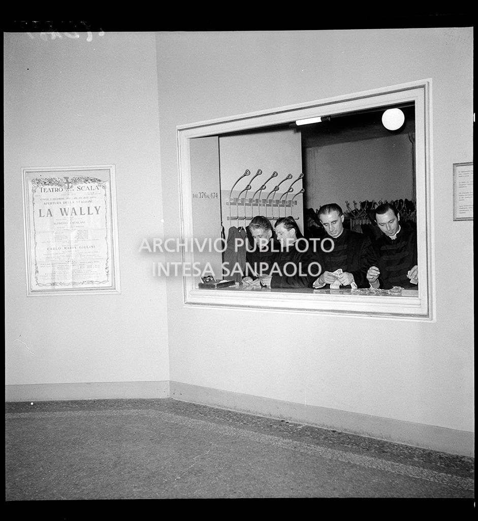 Addetti al guardaroba del Teatro alla Scala la sera dell'inaugurazione della stagione lirica 1953-1954 con l'opera "La Wally", di Alfredo Catalani, diretta da Carlo Maria Giulini, con la regia di Tatiana Pavlova