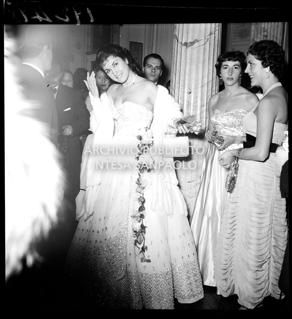 Silvana Pampanini al Teatro alla Scala in occasione della serata inaugurale della stagione lirica 1953-1954 con l'opera "La Wally", di Alfredo Catalani, diretta da Carlo Maria Giulini, con la regia di Tatiana Pavlova