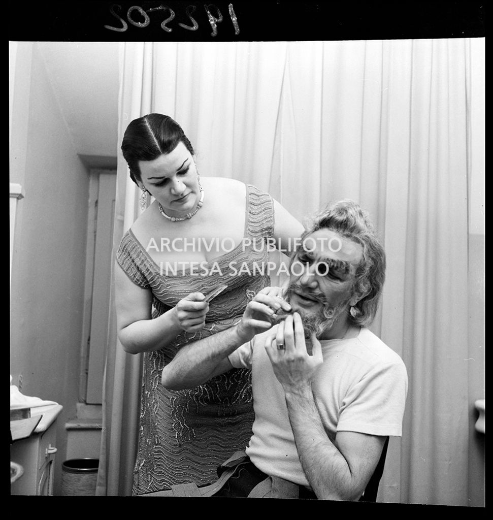 Il basso Giorgio Tozzi con la moglie Catherine Dieringer in camerino al Teatro alla Scala in occasione della serata inaugurale della stagione lirica 1953-1954 con l'opera "La Wally", di Alfredo Catalani, diretta da Carlo Maria Giulini, con la regia di Tatiana Pavlova