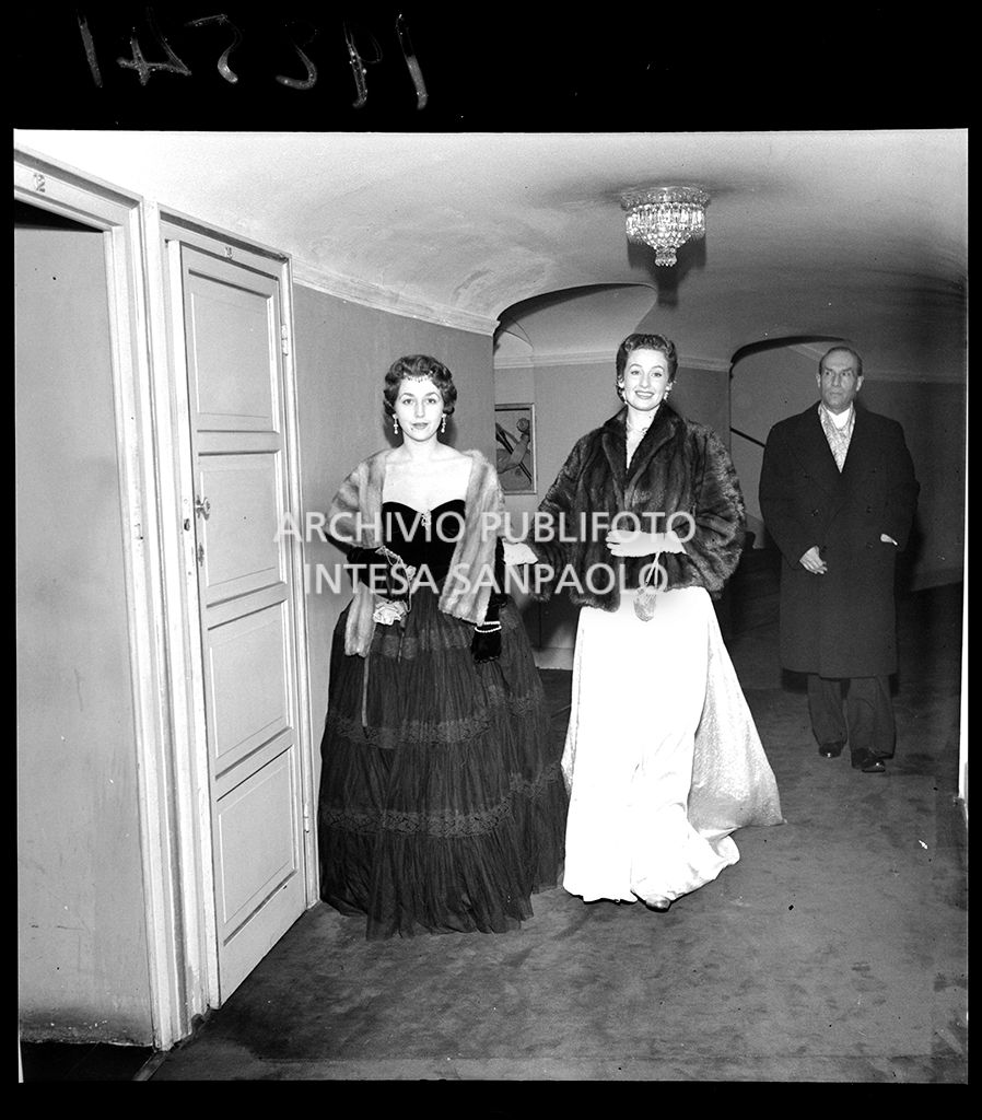 Due spettatrici al Teatro alla Scala in occasione della serata inaugurale della stagione lirica 1953-1954 con l'opera "La Wally", di Alfredo Catalani, diretta da Carlo Maria Giulini, con la regia di Tatiana Pavlova