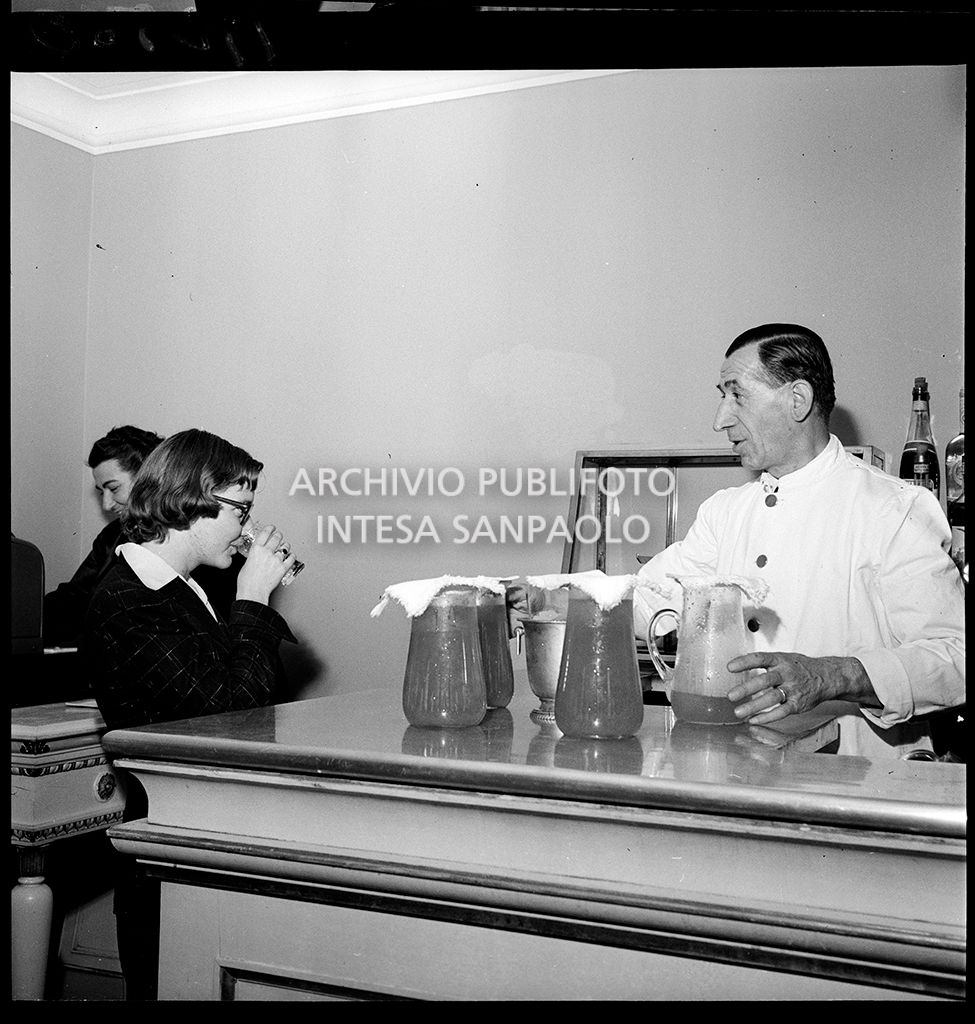 Una spettatrice al bar del Teatro alla Scala in occasione della serata inaugurale della stagione lirica 1953-1954 con l'opera "La Wally", di Alfredo Catalani, diretta da Carlo Maria Giulini, con la regia di Tatiana Pavlova