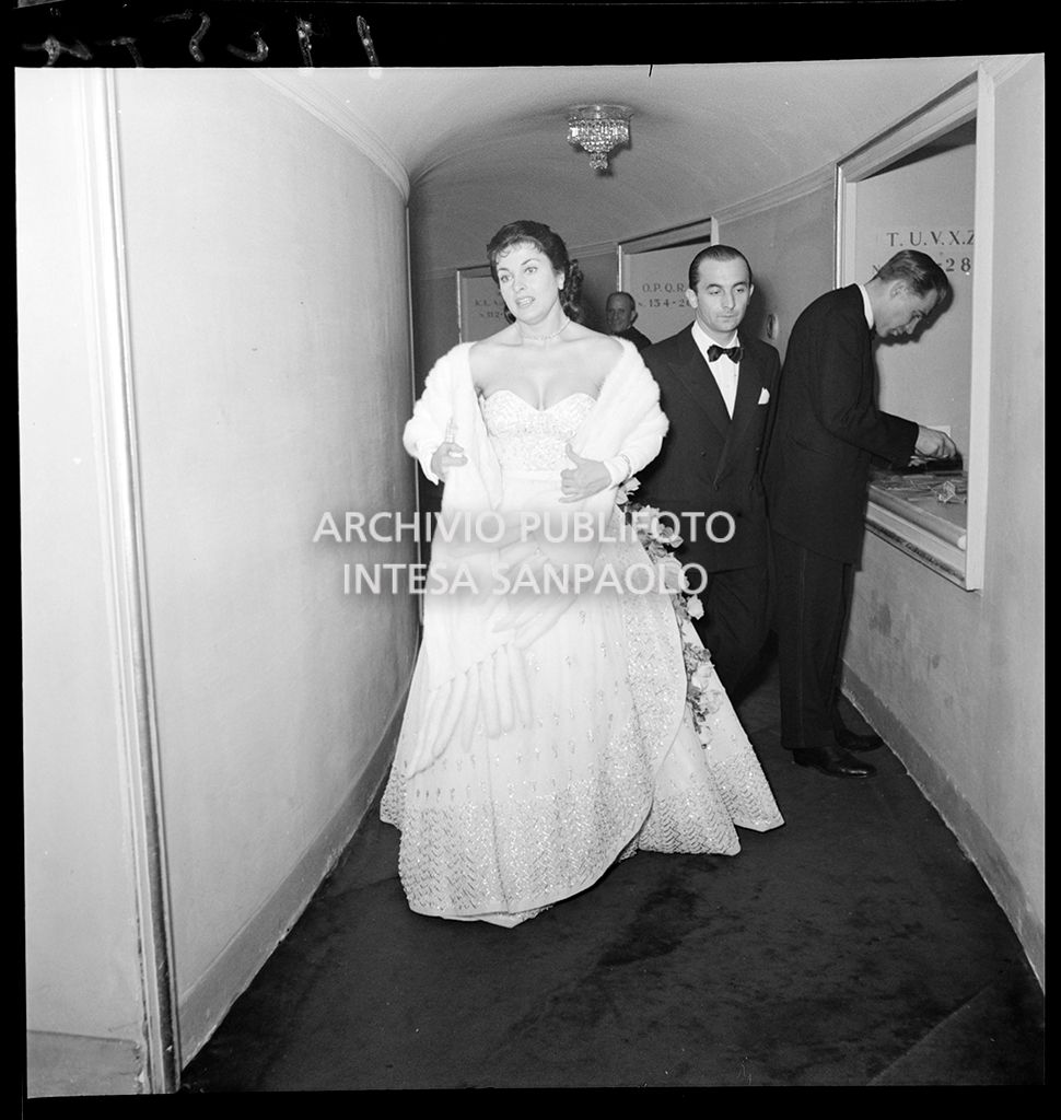 Silvana Pampanini al Teatro alla Scala in occasione della serata inaugurale della stagione lirica 1953-1954 con l'opera "La Wally", di Alfredo Catalani, diretta da Carlo Maria Giulini, con la regia di Tatiana Pavlova