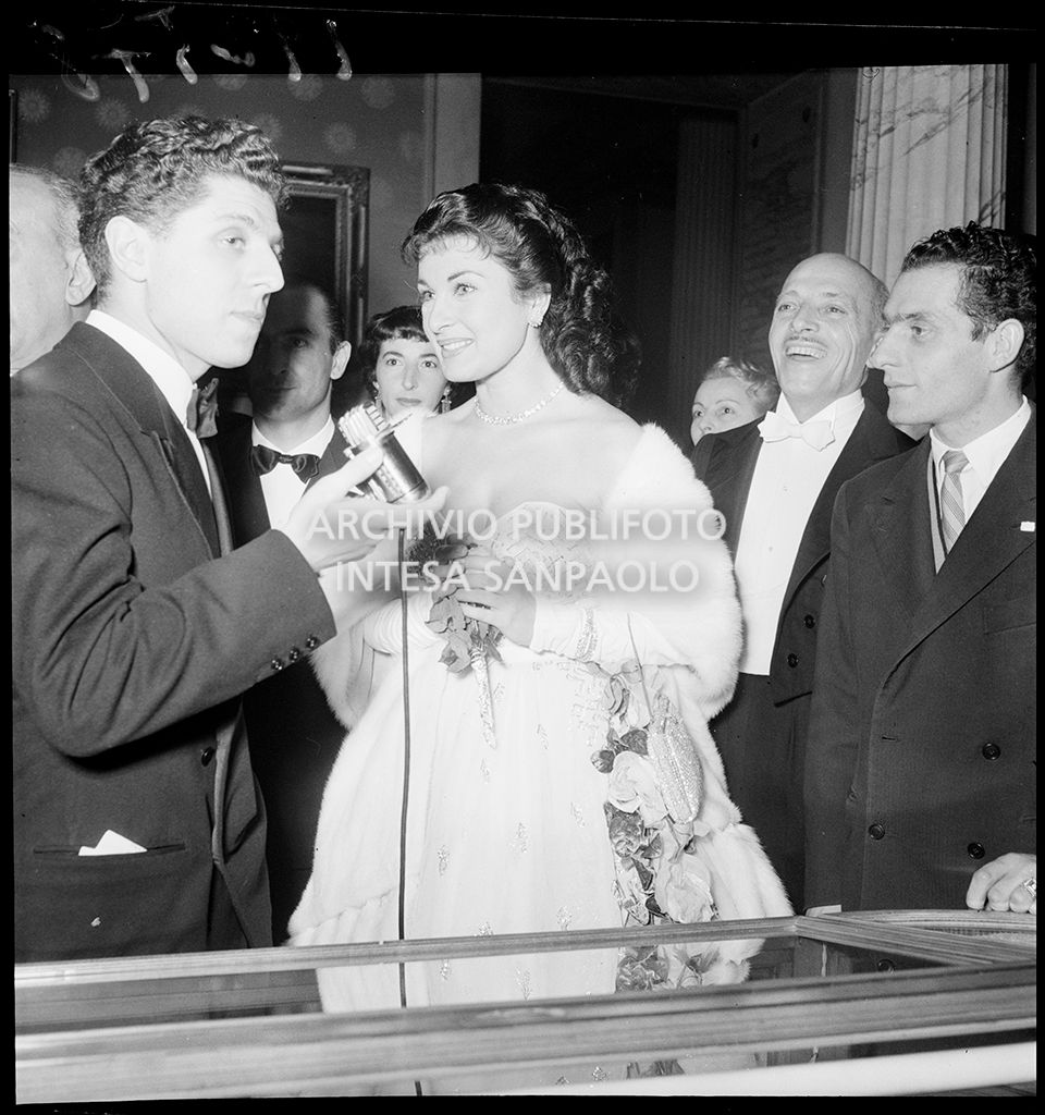 Intervista a Silvana Pampanini al Teatro alla Scala in occasione della serata inaugurale della stagione lirica 1953-1954 con l'opera "La Wally", di Alfredo Catalani, diretta da Carlo Maria Giulini, con la regia di Tatiana Pavlova
