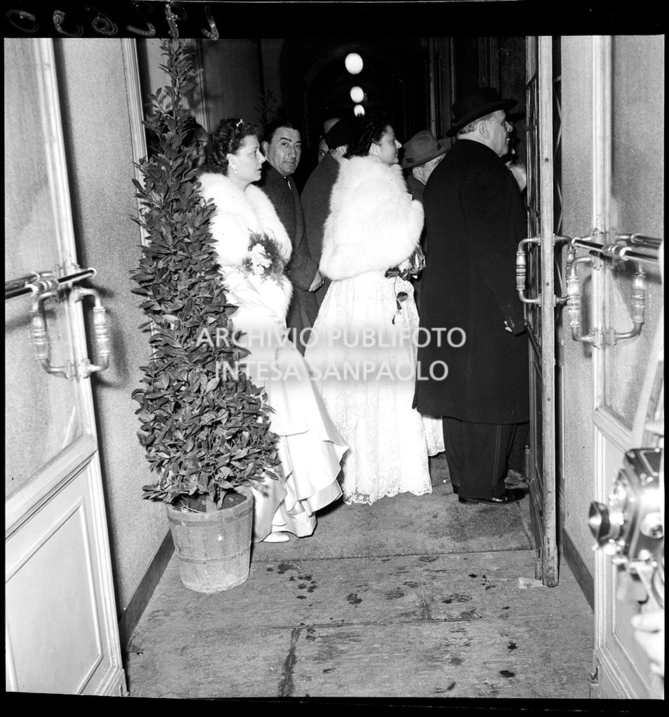 Alcuni spettatori al Teatro alla Scala in occasione della serata inaugurale della stagione lirica 1953-1954 con l'opera "La Wally", di Alfredo Catalani, diretta da Carlo Maria Giulini, con la regia di Tatiana Pavlova