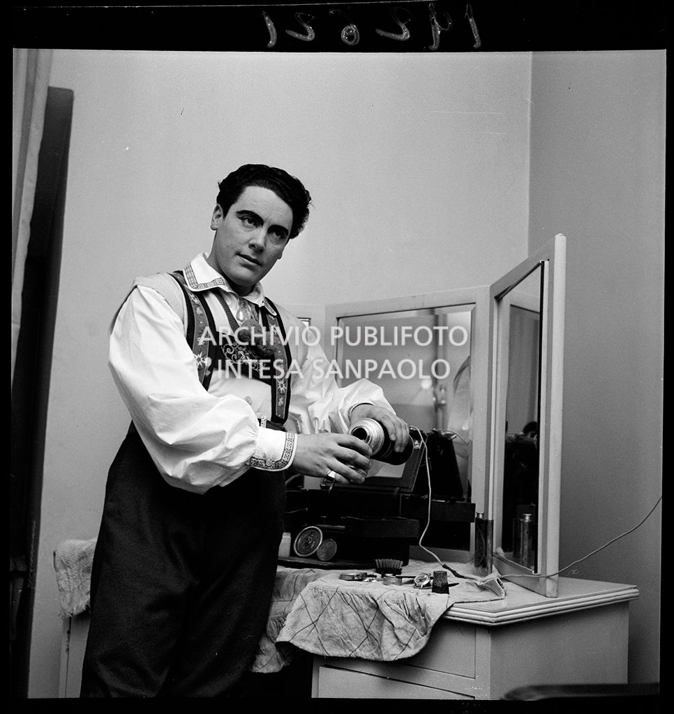 Il tenore Mario Del Monaco nel camerino del Teatro alla Scala in occasione della serata inaugurale della stagione lirica 1953-1954 con l'opera "La Wally", di Alfredo Catalani, diretta da Carlo Maria Giulini, con la regia di Tatiana Pavlova