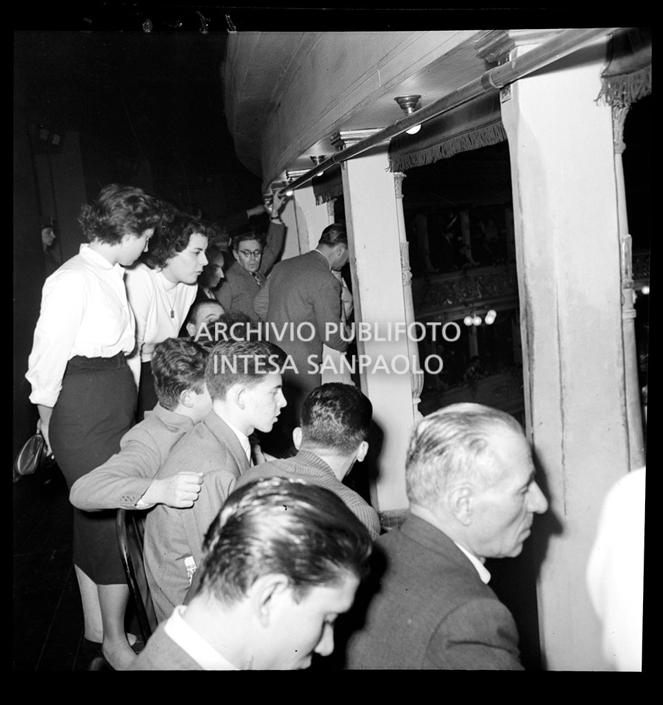 Gli spettatori del loggione del Teatro alla Scala in occasione della serata inaugurale della stagione lirica 1953-1954 con l'opera "La Wally", di Alfredo Catalani, diretta da Carlo Maria Giulini, con la regia di Tatiana Pavlova