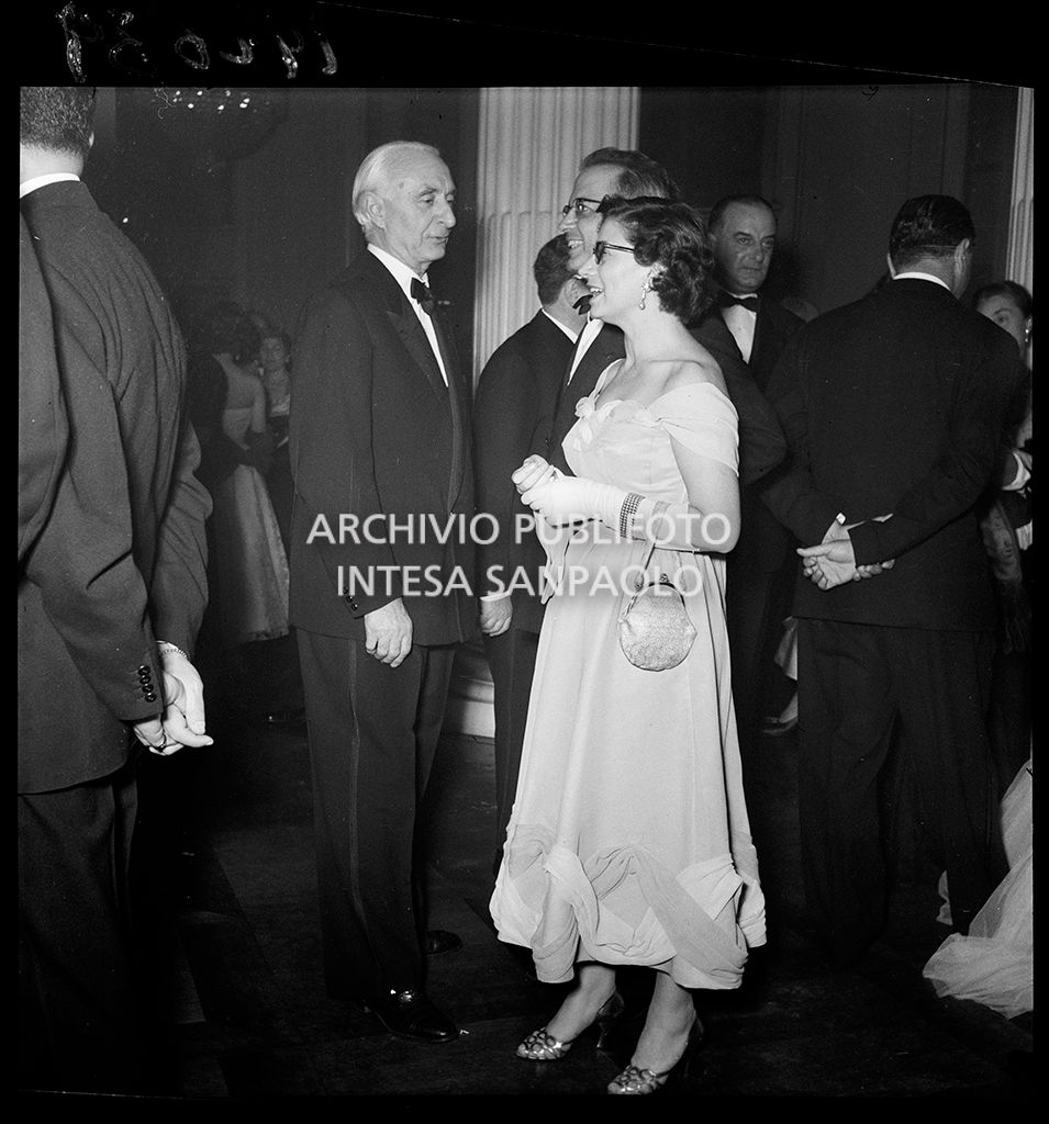 Alcuni spettatori al Teatro alla Scala in occasione della serata inaugurale della stagione lirica 1953-1954 con l'opera "La Wally", di Alfredo Catalani, diretta da Carlo Maria Giulini, con la regia di Tatiana Pavlova