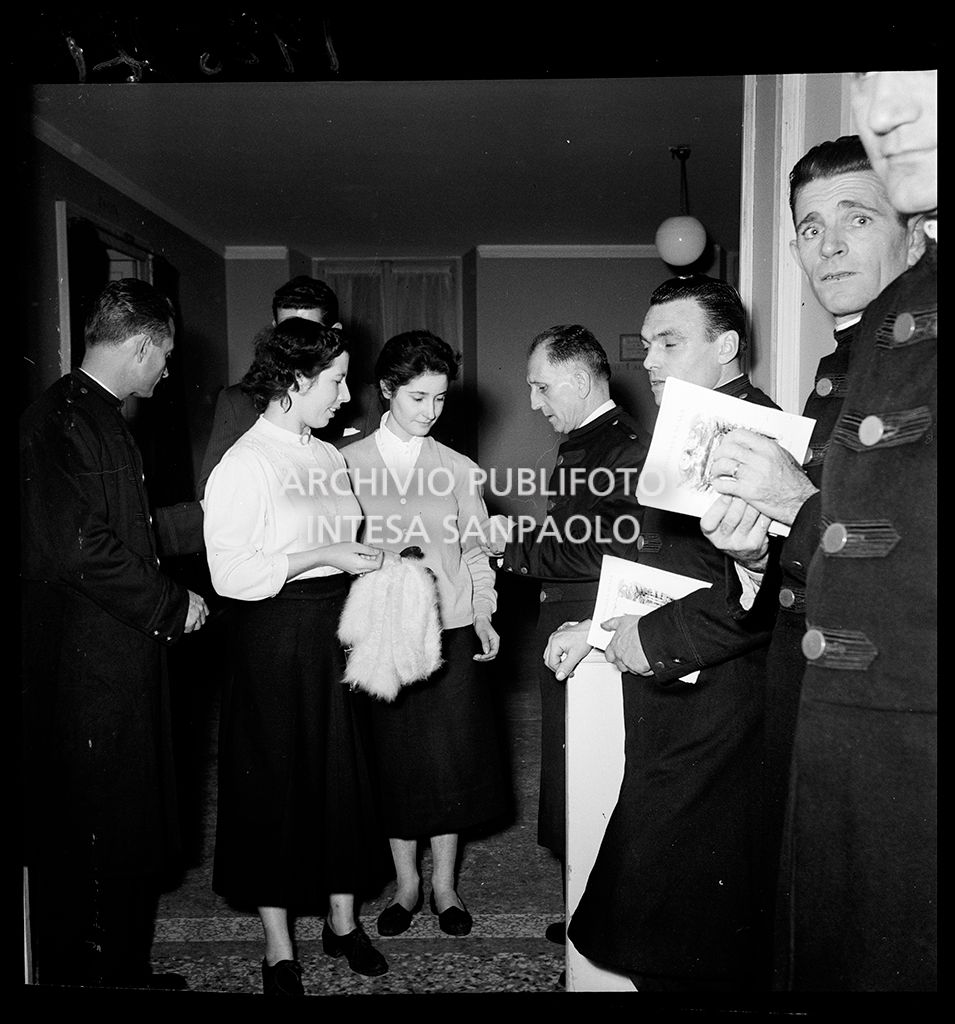 Due spettatrici al Teatro alla Scala in occasione della serata inaugurale della stagione lirica 1953-1954 con l'opera "La Wally", di Alfredo Catalani, diretta da Carlo Maria Giulini, con la regia di Tatiana Pavlova