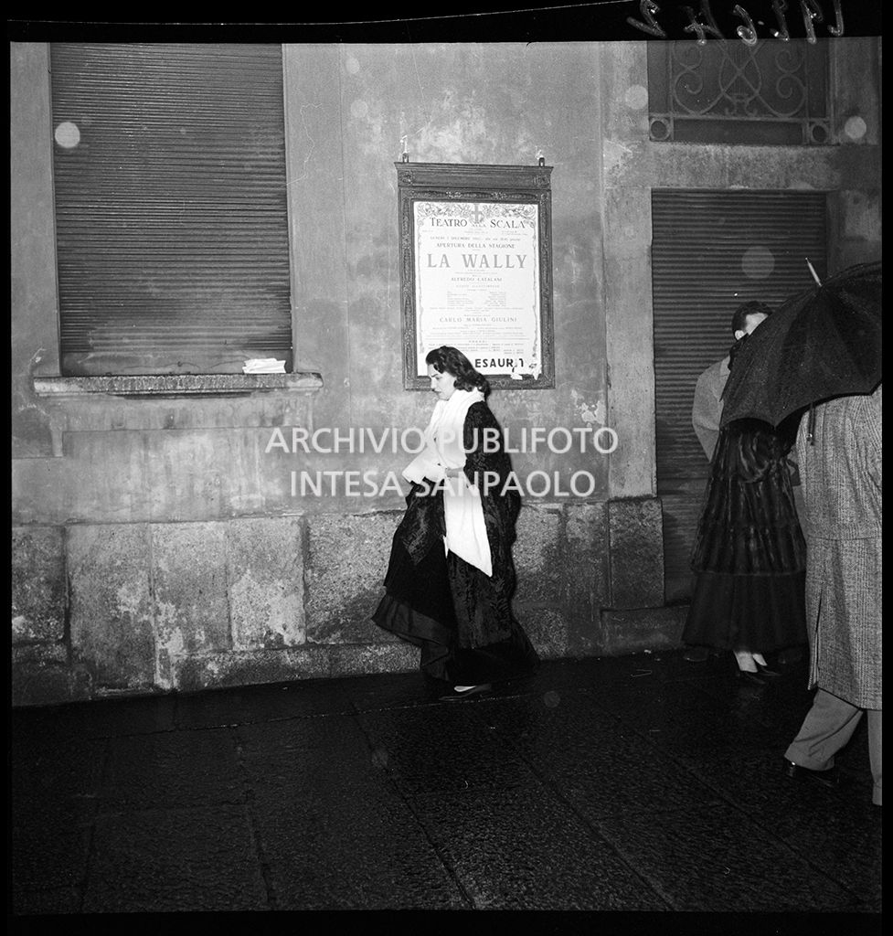Una spettatrice all'esterno del Teatro alla Scala in occasione della serata inaugurale della stagione lirica 1953-1954 con l'opera "La Wally", di Alfredo Catalani, diretta da Carlo Maria Giulini, con la regia di Tatiana Pavlova