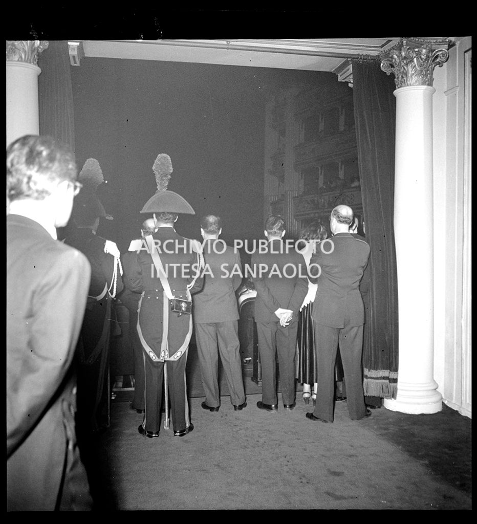 Spettatori e carabinieri al Teatro alla Scala in occasione della serata inaugurale della stagione lirica 1953-1954 con l'opera "La Wally", di Alfredo Catalani, diretta da Carlo Maria Giulini, con la regia di Tatiana Pavlova