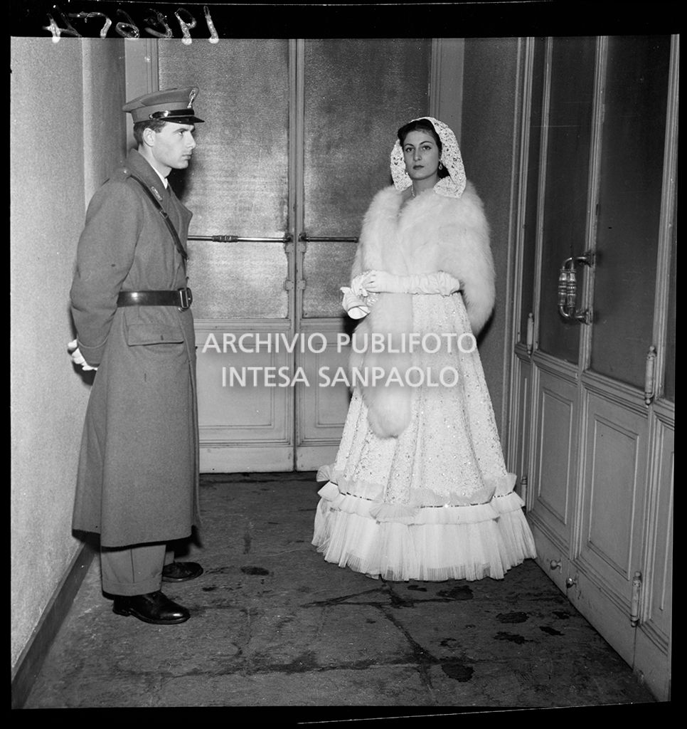 Una Spettatrice al Teatro alla Scala in occasione della serata inaugurale della stagione lirica 1953-1954 con l'opera "La Wally", di Alfredo Catalani, diretta da Carlo Maria Giulini, con la regia di Tatiana Pavlova