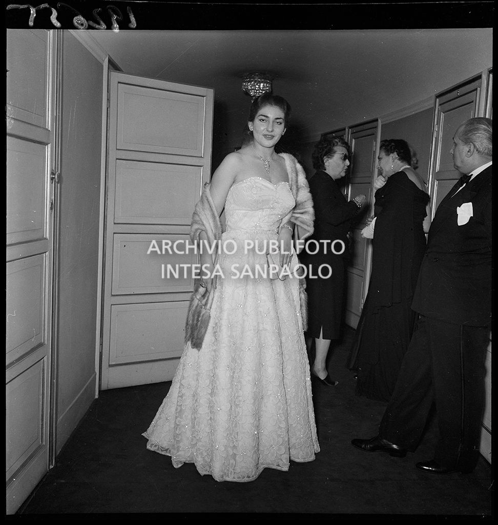Maria Callas al Teatro alla Scala in occasione della serata inaugurale della stagione lirica 1953-1954 con l'opera "La Wally", di Alfredo Catalani, diretta da Carlo Maria Giulini, con la regia di Tatiana Pavlova