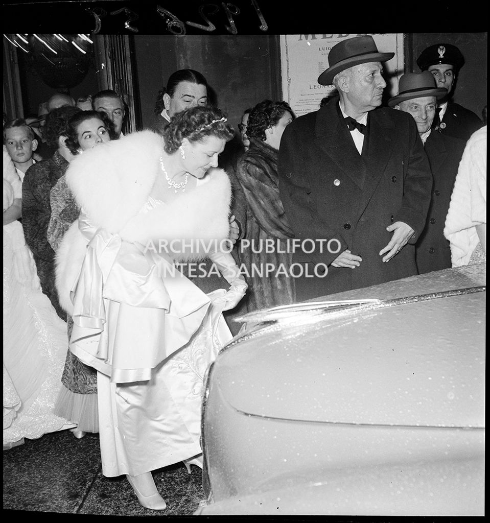 Spettatori nella galleria delle carrozze del Teatro alla Scala in occasione della serata inaugurale della stagione lirica 1953-1954 con l'opera "La Wally", di Alfredo Catalani, diretta da Carlo Maria Giulini, con la regia di Tatiana Pavlova