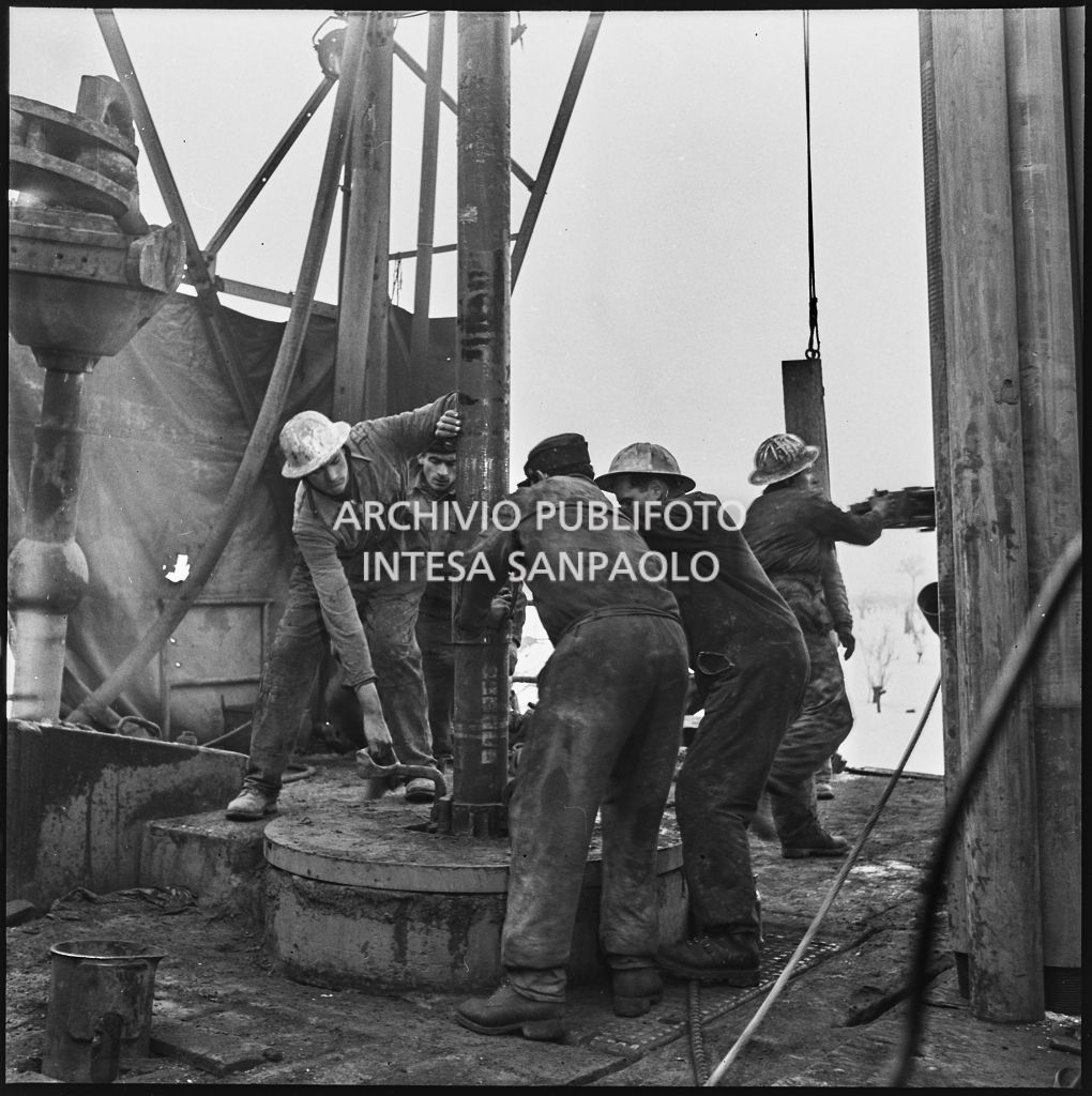 Operai al lavoro su un impianto Agip<br>195996