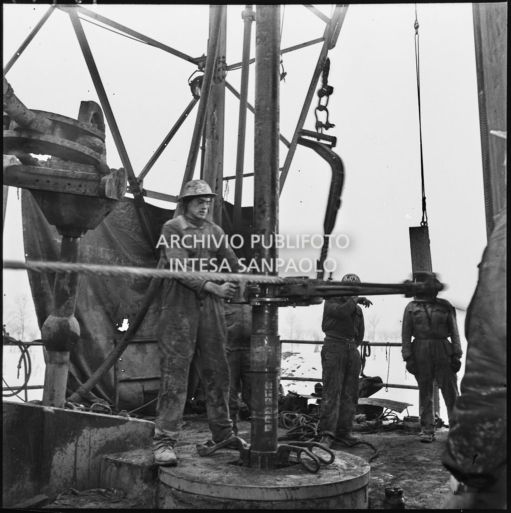 Operai al lavoro su un impianto Agip<br>195997