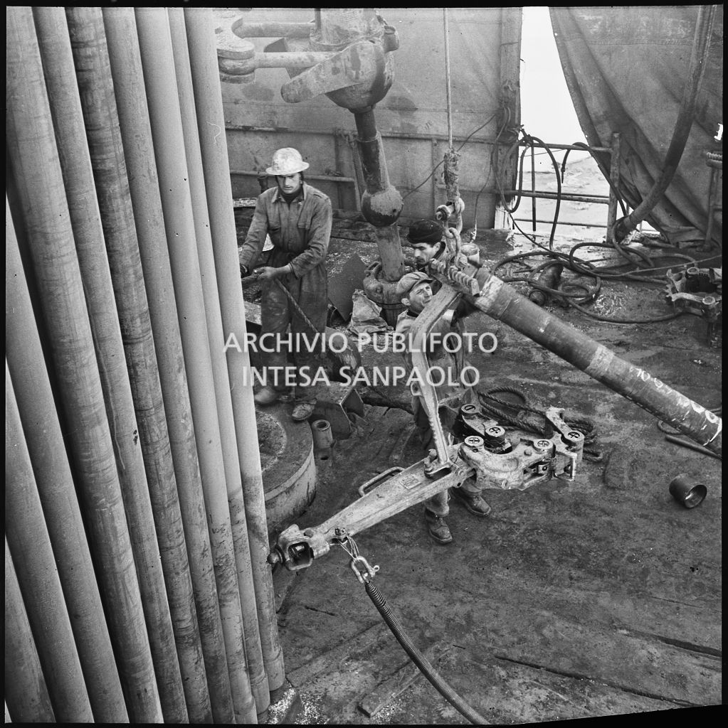 Operai al lavoro su un impianto Agip<br>195998