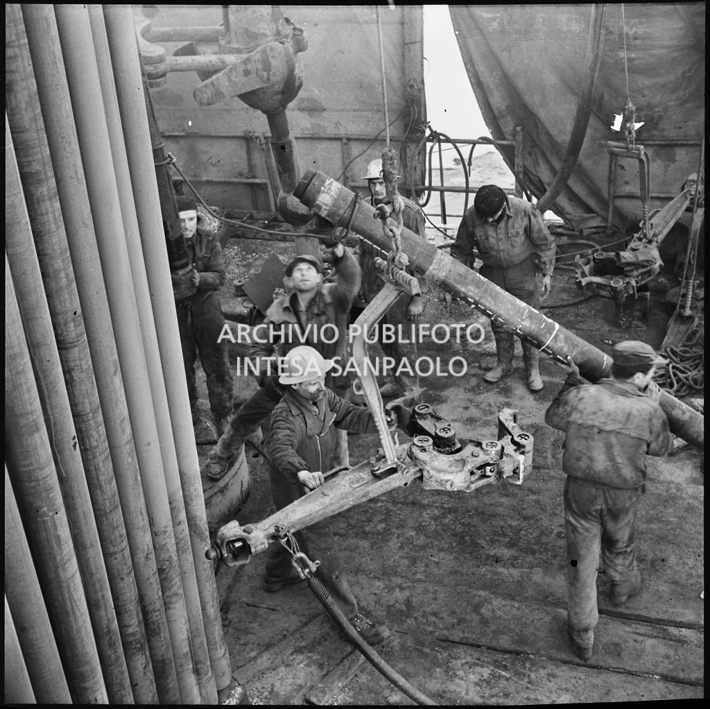 Operai al lavoro su un impianto Agip<br>195999