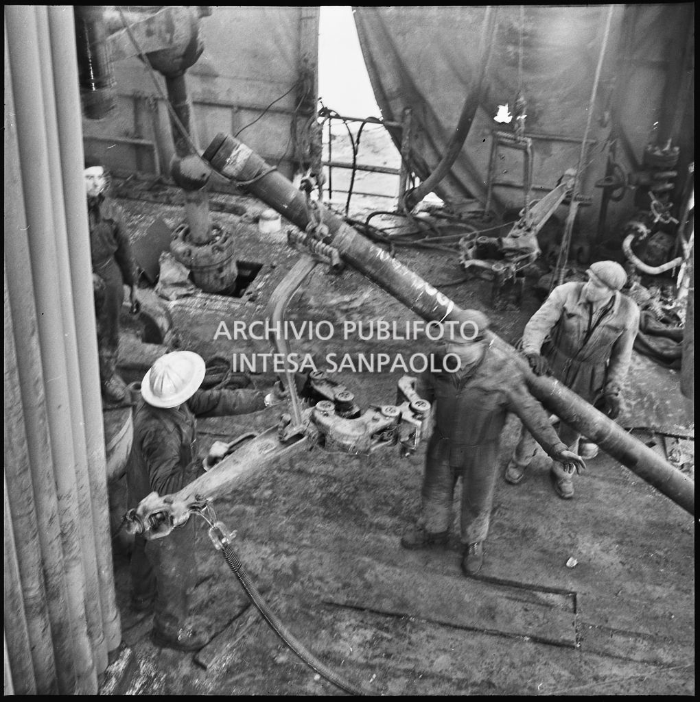 Operai al lavoro su un impianto Agip<br>196000