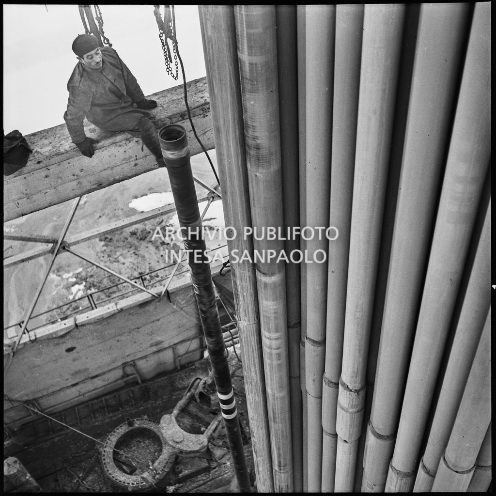 Operaio al lavoro su un impianto Agip<br>196001