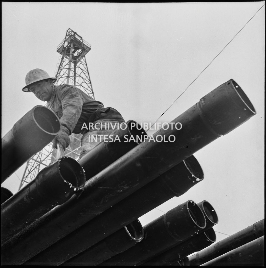 Operaio al lavoro su un impianto Agip<br>196002