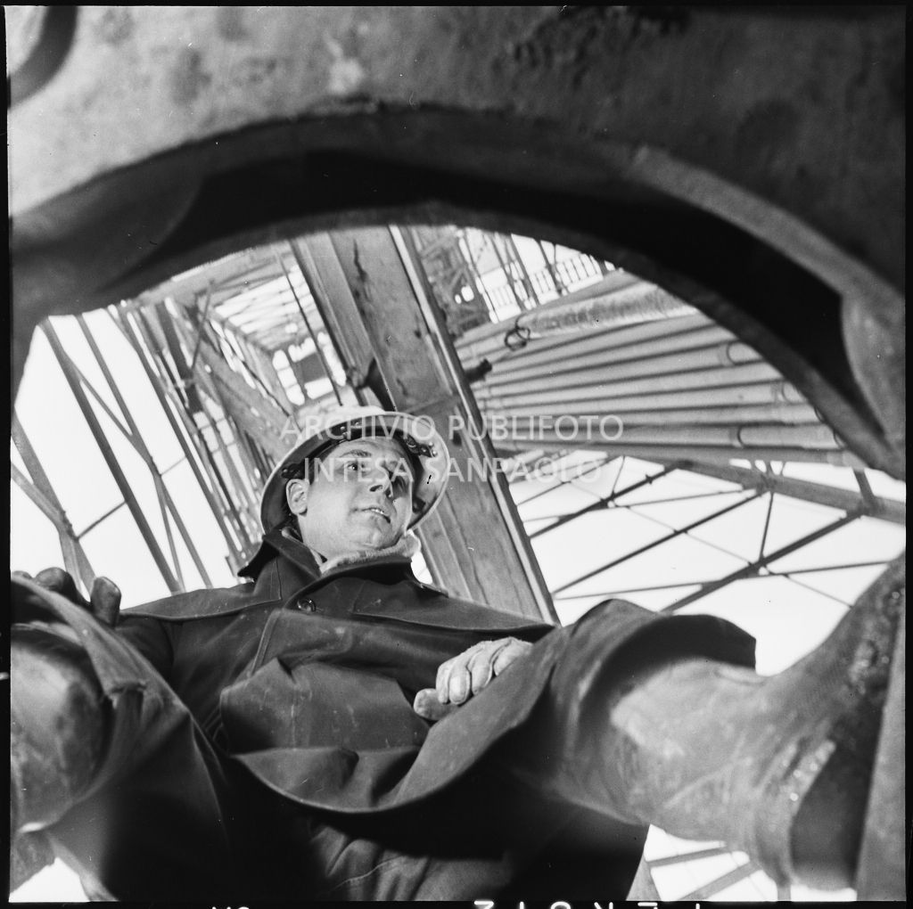 Operaio al lavoro su un impianto Agip<br>196003