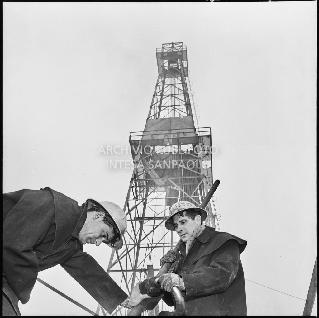 Operai al lavoro su un impianto Agip<br>196004