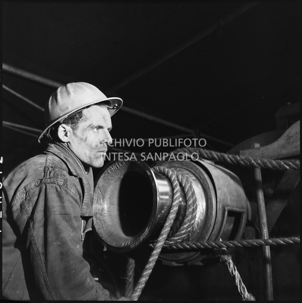 Operaio al lavoro su un impianto Agip<br>196005