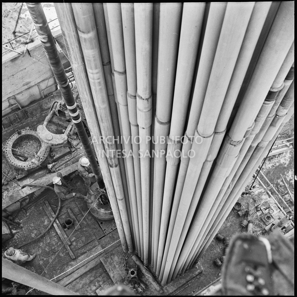 Ripresa dall'alto di un impianto Agip<br>196006