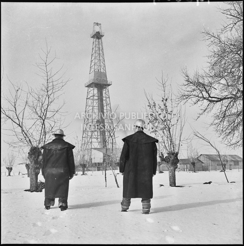 Impianto Agip e operai sotto la neve<br>196007