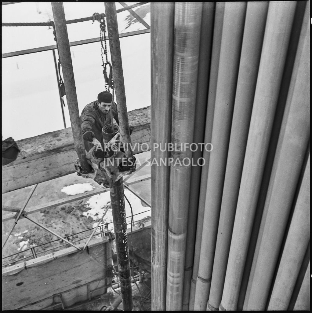 Operaio al lavoro su un impianto Agip<br>196008