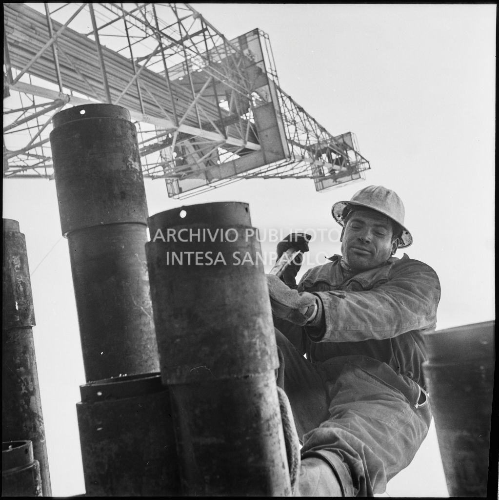 Operaio al lavoro su un impianto Agip<br>196009