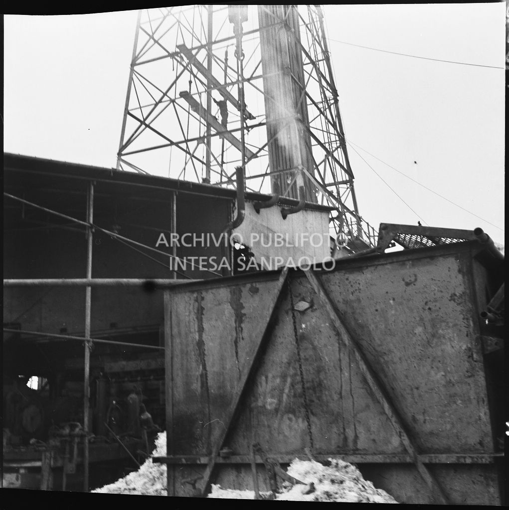 Veduta su un impianto Agip<br>196010