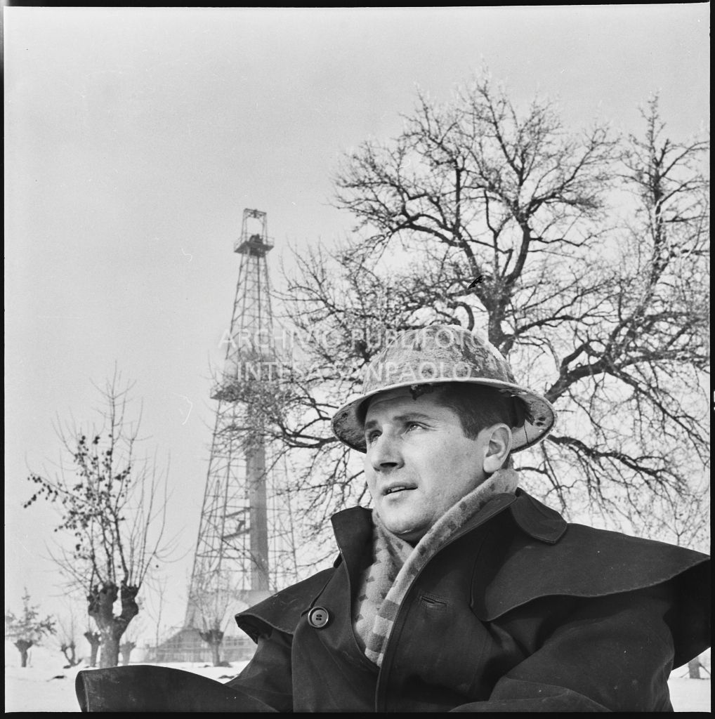 Un operaio presso un impianto Agip innevato<br>196011