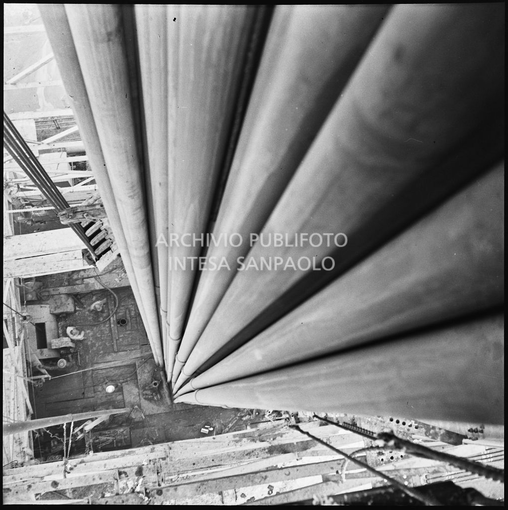 Ripresa dall'alto di un impianto Agip<br>196015