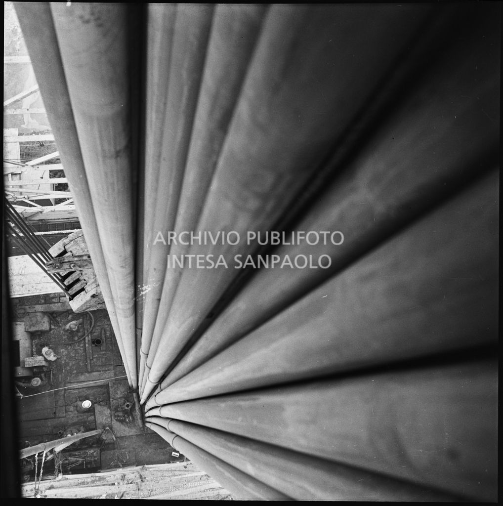 Ripresa dall'alto di un impianto Agip<br>196016