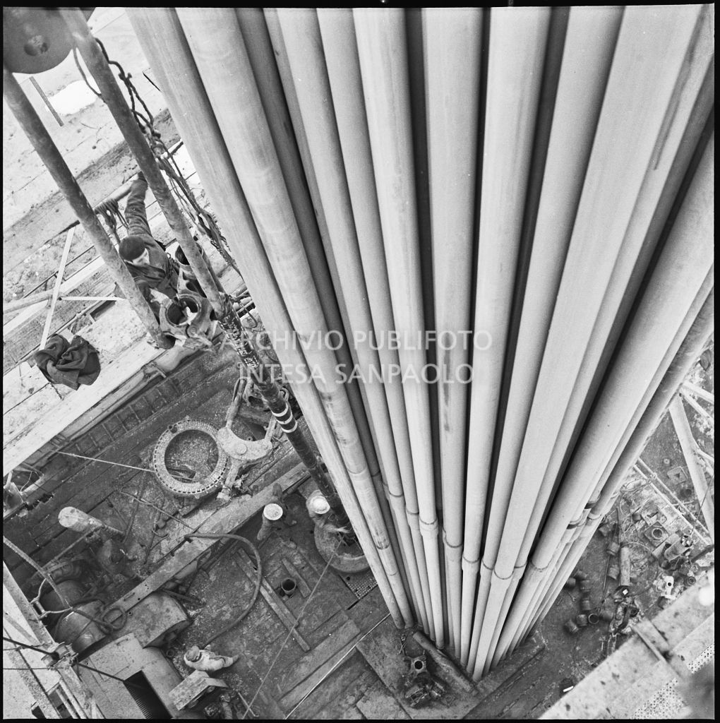 Ripresa dall'alto di un impianto Agip<br>196017