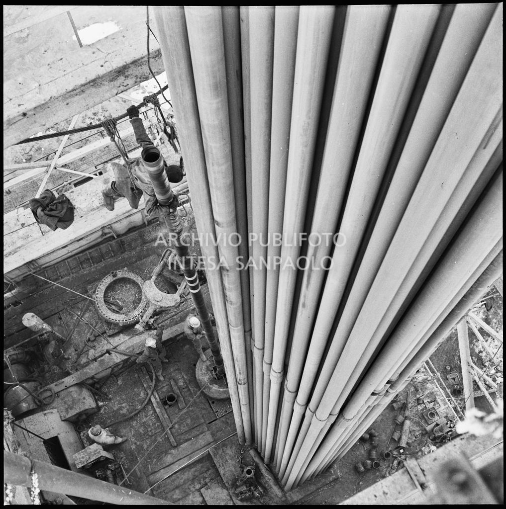 Ripresa dall'alto di un impianto Agip<br>196018